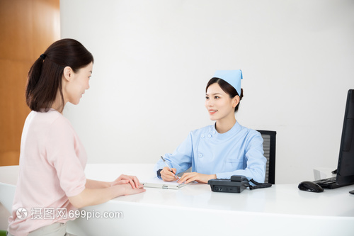 女病人在医院前台咨询